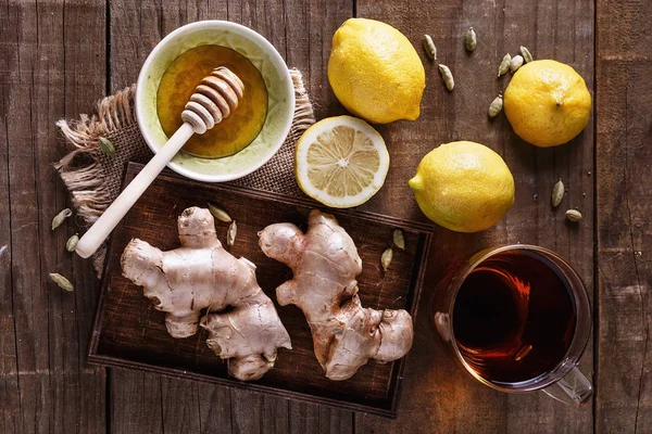 Limon zencefil çay rustik arka plan üzerinde