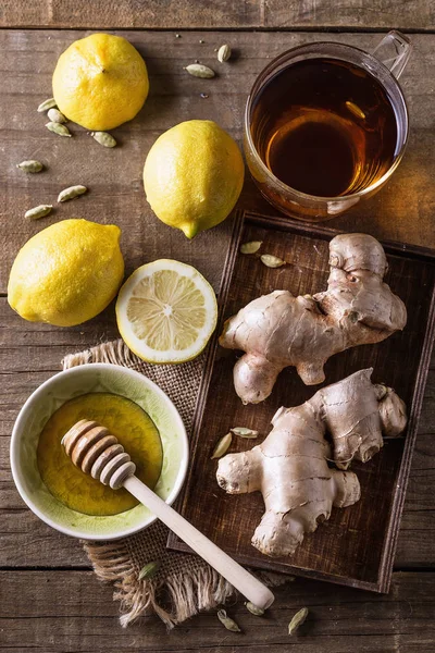 Kopje gember citroenthee op rustieke achtergrond — Stockfoto