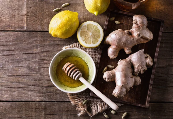 Limon zencefil çayı üzerinde rustik arka plan için malzemeler