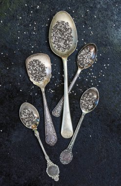 Chia tohum rustik metal arka plan üzerinde