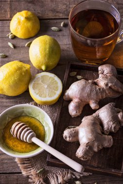 Limon zencefil çayı üzerinde rustik arka plan için malzemeler