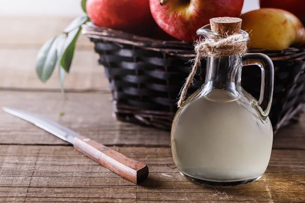 Flaska ofiltrerad äppelcidervinäger — Stockfoto