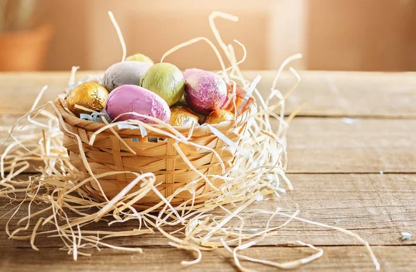 Paskalya yumurtaları görüntüsünü ahşap arka plan üzerinde seyir Instagram — Stok fotoğraf