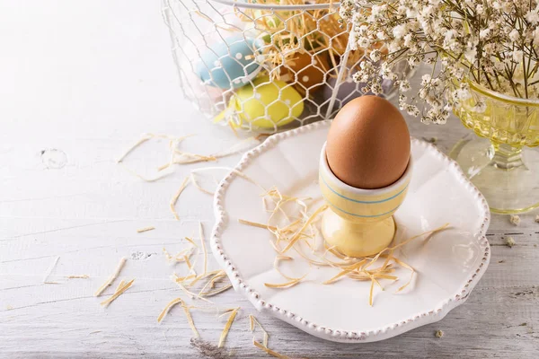 Beyaz arka plan üzerinde yumurta tutucu içinde yumurta — Stok fotoğraf