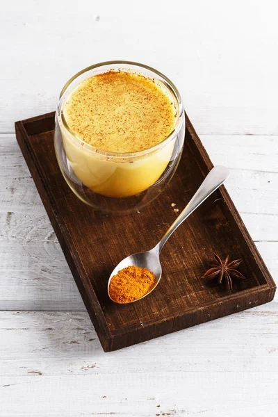 Tutup gambar latte emas di atas meja kayu putih — Stok Foto