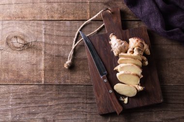 Üstten Görünüm görüntü kesme tahtası üzerinde taze zencefil kökü