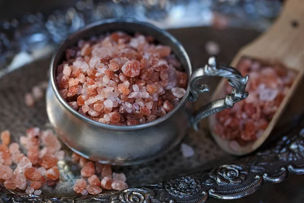 Bir gümüş tepsi üzerinde kaba pembe Himalaya tuz makro görünümü — Stok fotoğraf