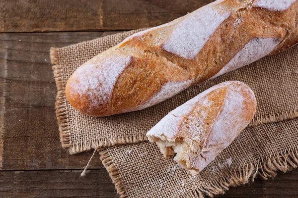 Fehér kenyér rusztikus, fából készült háttér — Stock Fotó