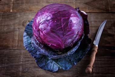 Kırmızı lahana ve rustik ahşap arka plan üzerinde bıçak