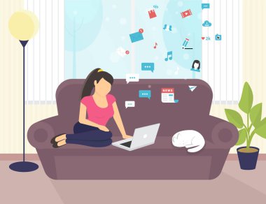 İle laptop evde kanepede oturan ve çalışan kadın