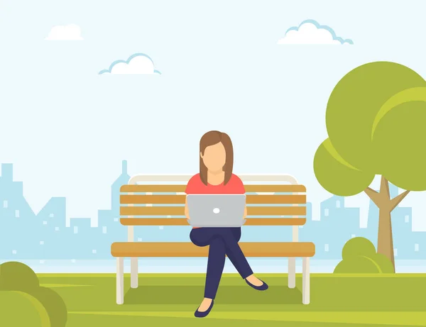 Молодая женщина, сидящая в парке на скамейке и работающая с ноутбуком — стоковый вектор