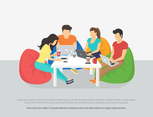 Gruppe kreativer Menschen sitzt mit Laptop im Raum — Stockvektor