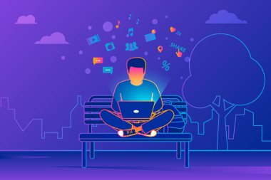 Parkta oturan ve laptop ile Menekşe arka planda çalışan genç adam.