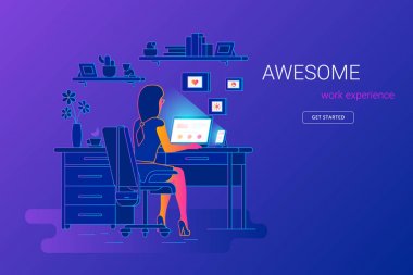 Monitör ve smartphone bakarak onun çalışma masası laptop ile çalışan kadın.