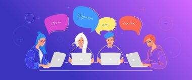 Sosyal medyada iş yerinde dizüstü bilgisayar kullanarak sohbet eden dört genç.