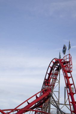 Eğlence parkı. Hız treni. Yatay yönelim