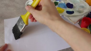 Gökkuşağı, koronavirüsle mücadelede umudun sembolüdür. Doktorlara ve karantinaya alınan herkese destek. Salgın, modern dünyanın bir salgınıdır. Ve bene için. Bir ev kiraladım.