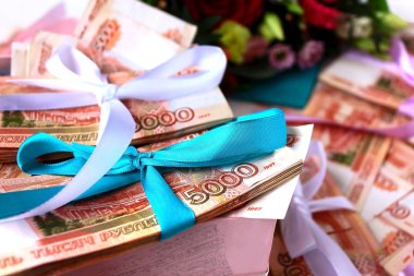 Bir paket para hediye olarak beş bin ruble.