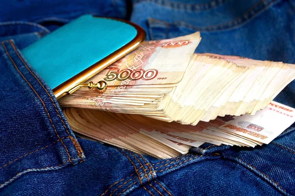 Una Billetera Llena Dinero Con Cinco Mil Rublos Jeans — Foto de Stock