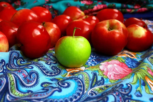 Grüne Und Rote Äpfel Liegen Auf Einem Russischen Schal Mit — Stockfoto
