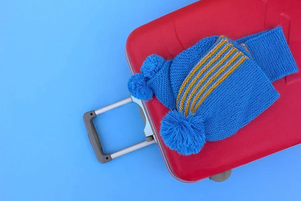 Uma Viagem Relaxando Temporada Natal Inverno Com Uma Mala Cor — Fotografia de Stock