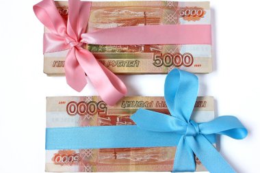 Rus parası. 5000 ruble banknot. Düğün hediyesi olarak mavi ve pembe kurdeleyle bağlanmış. Rus ailesine maddi destek ve çocuk parası için annelik parası.