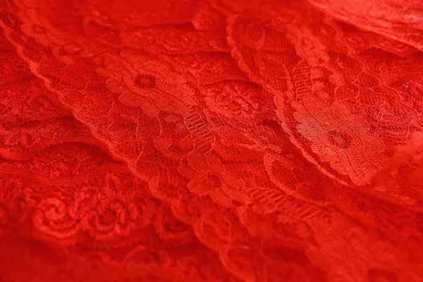 红宝石花边饰物的红色背景 用于缝纫和装饰 — 图库照片