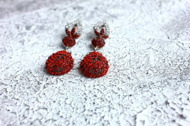 Kırmızı, uzun, yakut kristalleri olan, siyah ve beyaz, eski model, eski tip küpeler.