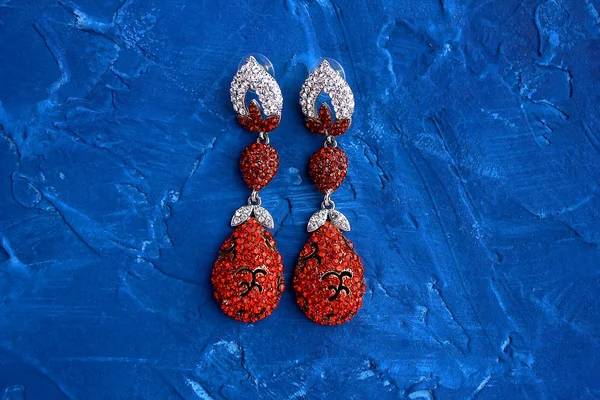 Red Long Vintage Hanging Chandelier Earrings Evening Look Bright Blue — 스톡 사진