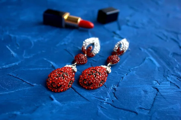 Long Red Vintage Ruby Chandelier Earrings Red Lipstick Beauty Look — 스톡 사진