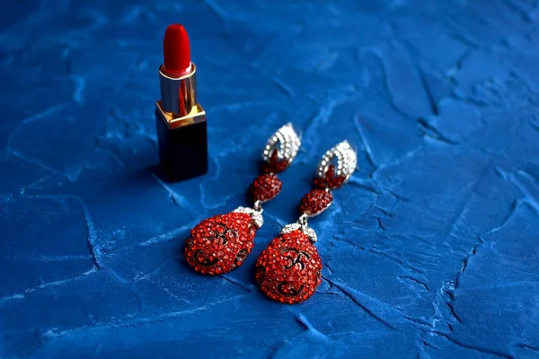 Long Red Vintage Ruby Chandelier Earrings Red Lipstick Beauty Look — 스톡 사진