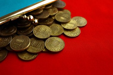 Altın Rus sikkeleri. 10 ruble. Açık mavi bir klasörün içinde. Portakal kırmızısı desenli bir cüzdan. 