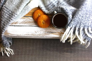 Kahve, kurabiye, ekose kumaş, kırsal ahşap mini masa.