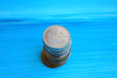 Mavi arka planda bir Çin Yuan sikkesi