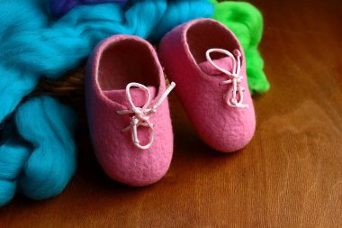   Pembe yün bebek paçası ve ahşap arka planda alpaka yünü. 