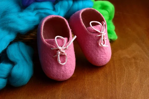 Rosa Ull Baby Booties Och Skein Alpaca Ull Trä Bakgrund — Stockfoto