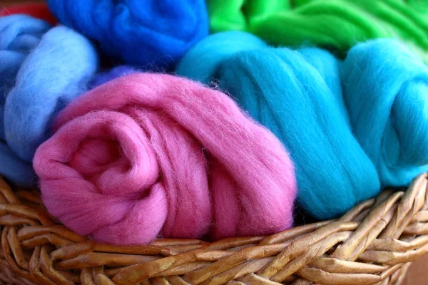 Uma Cesta Vime Eco Natural Ovelhas Alpaca Novelo Cores Multicoloridas — Fotografia de Stock