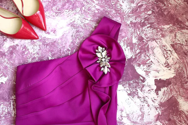 一种用丝绸和缎子面料制成的粉色芙蓉晚礼服 用胸针和水晶装饰 女泵鞋 艺术背景 — 图库照片