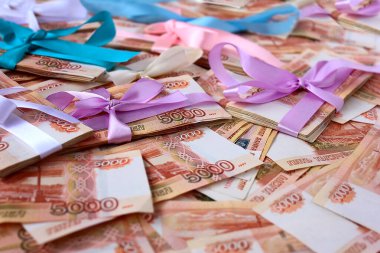 Rus banknotları hediye olarak 5000 bin ruble, annelik sermayesi, kazanç, çeyiz.