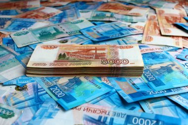 Rus banknotlarından oluşan yığınla para. Banknotların yüzey değeri 5000, 2000 iki ve 1000 ruble..