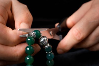 Ev yapımı boncuklu bilezik yapan kadın, yakın plan..