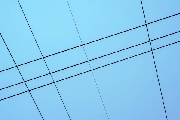 Электрический кабель. проволока на фоне голубого ясного неба — стоковое фото