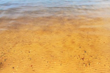 Gölün dibindeki kumlu su.