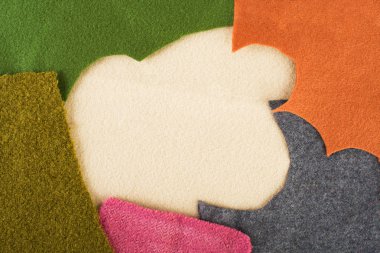 Yumuşak yün kumaşlar farklı renklerde.