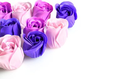 El yapımı renkli sabun çiçekleri, güzel pembe, menekşe ve mor sabun gülleri, beyaz arka planda izole edilmiş.
