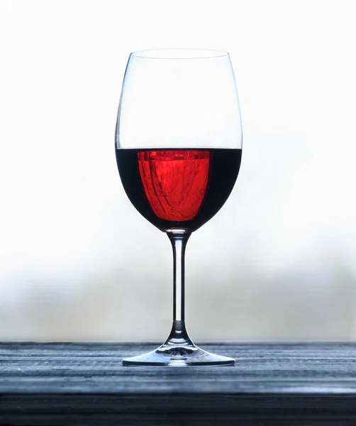 Glas Met Rode Wijn Een Houten Ondergrond Tegen Een Lichte — Stockfoto