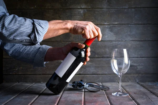 Hombre Abriendo Una Botella Vino Una Botella Polvorienta Vino Tinto —  Fotos de Stock