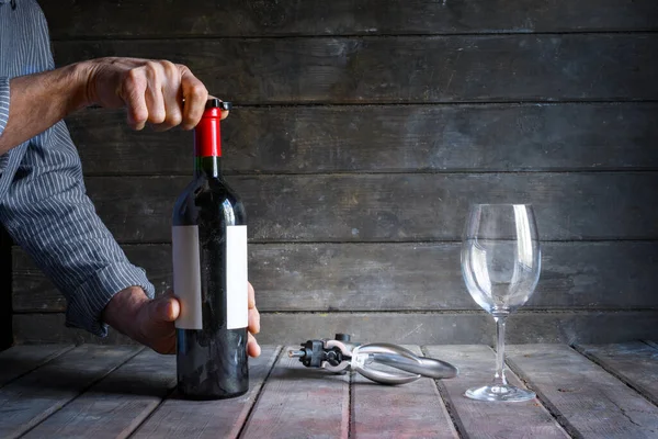 Manos Masculinas Descorchando Una Botella Vino Una Botella Polvorienta Vino —  Fotos de Stock