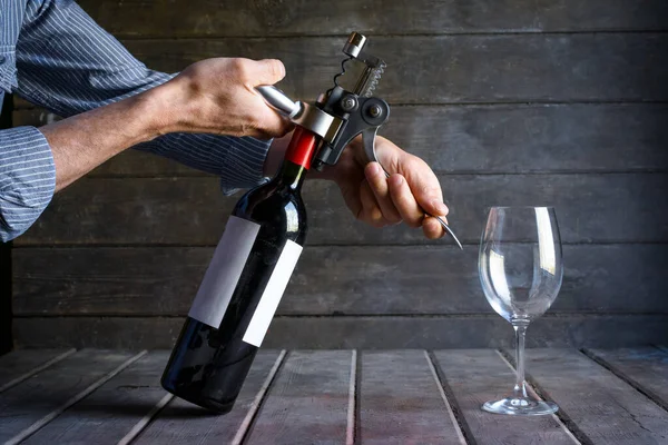 Manos Masculinas Abriendo Una Botella Vino Con Sacacorchos Una Botella —  Fotos de Stock