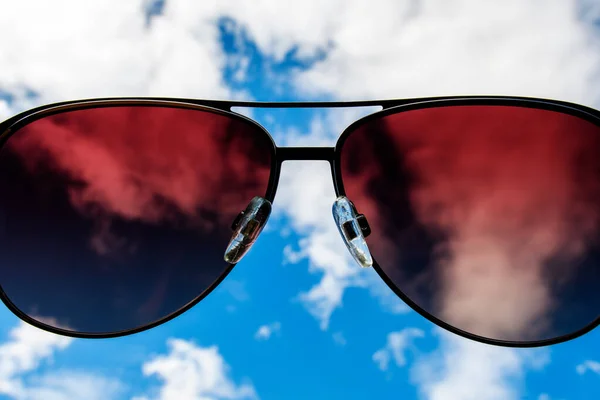 Olhar Para Céu Através Óculos Sol Céu Azul Desfocado Nuvens — Fotografia de Stock